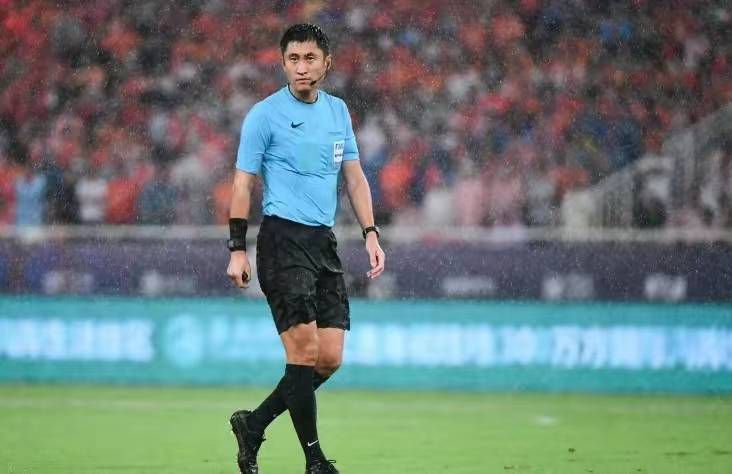 工作人员拿起名册，开口问道：你叫什么名字？我查一下。